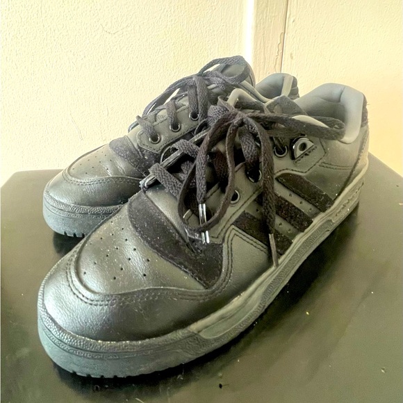 Adidas Rivalry Low 7.5 - Picture 2 of 3